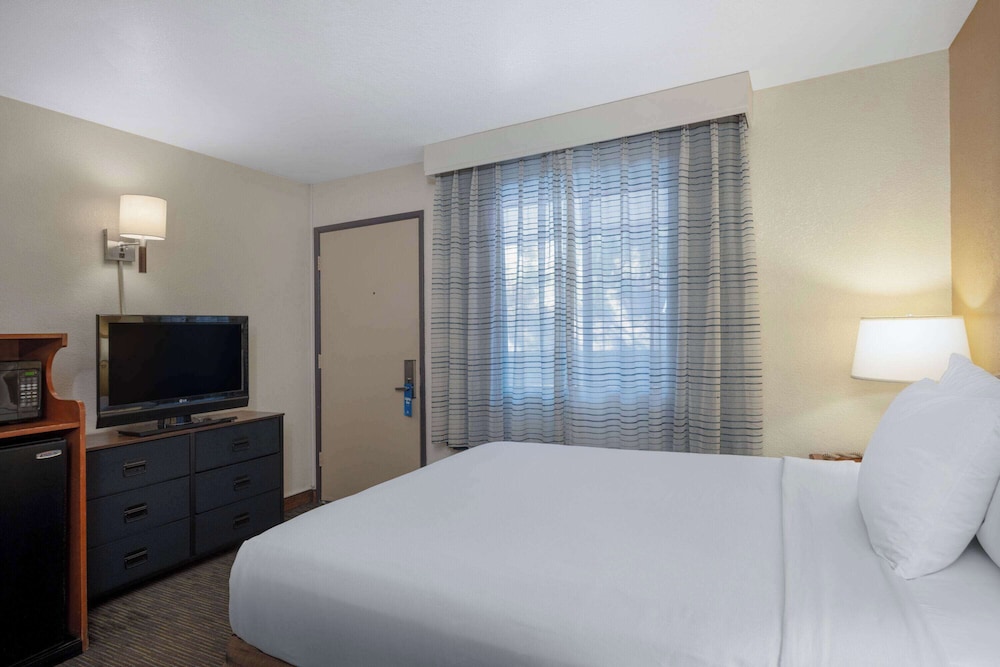 Deluxe Room, 1 Queen Bed, Non Smoking - Photo 1