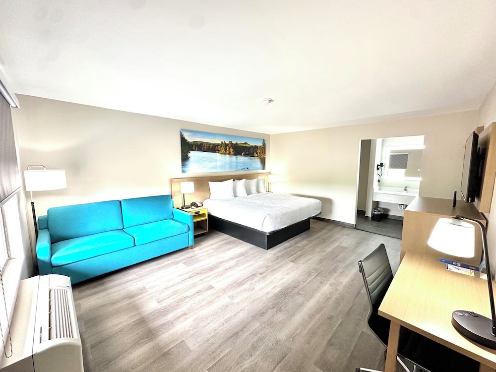 1 King Bed, Suite, Non-Smoking - Photo 1