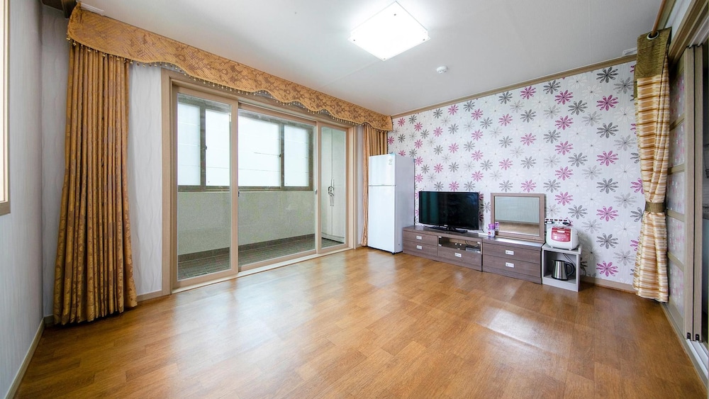 Basic Room, 1 Bedroom (202) - Photo 1