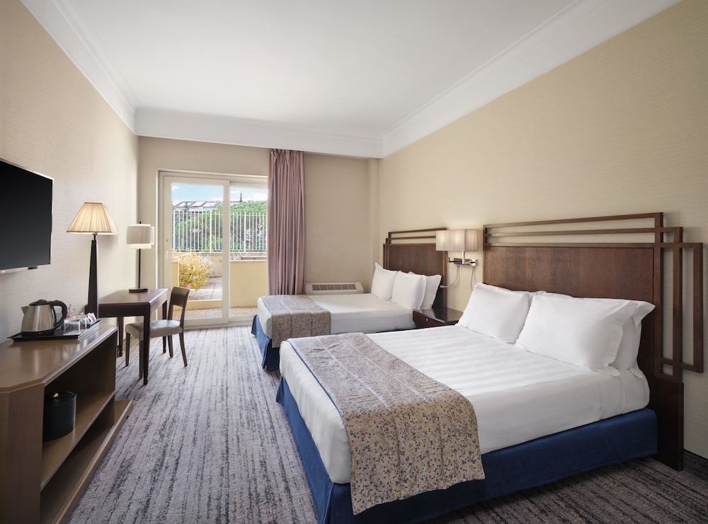 Junior Suite, Multiple Beds thumbnail 5
