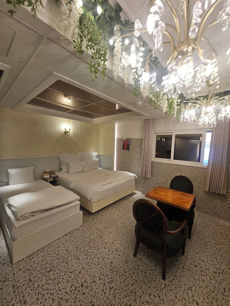 Premium Suite Twin - Photo 1