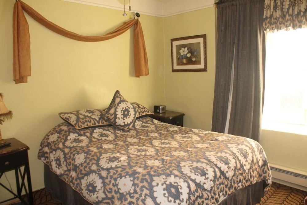 Deluxe Room, 1 Queen Bed photo 2