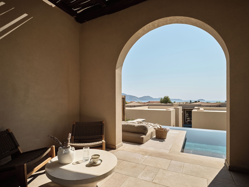 Junior Suite with Private Pool and Sea View - Photo 6
