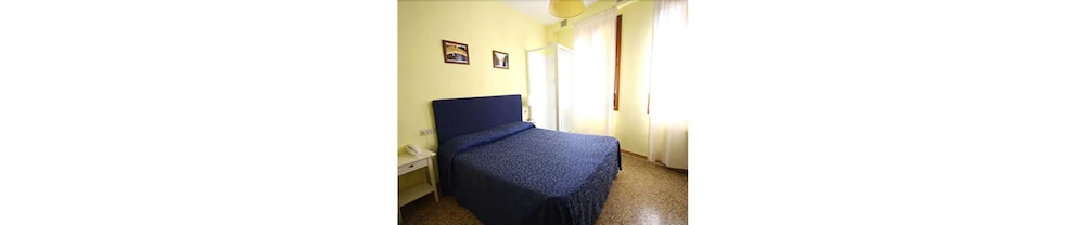 Double Room, Shared Bathroom (sink and shower in room) photo 1