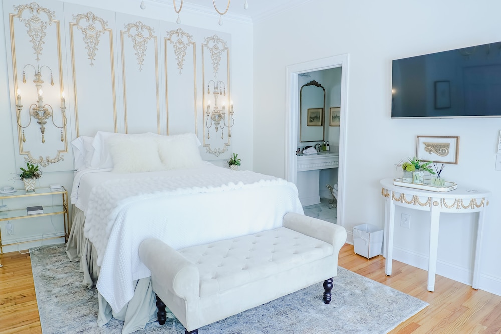 The Hull Suite on St. Charles