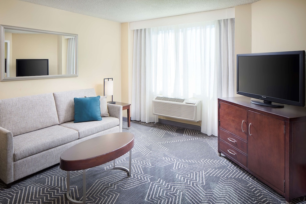 Suite, One King Bed, Non-Smoking photo 2