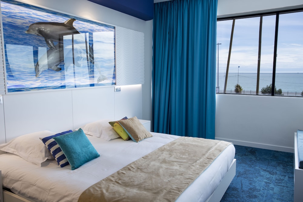 Family Room, Sea Facing photo 3