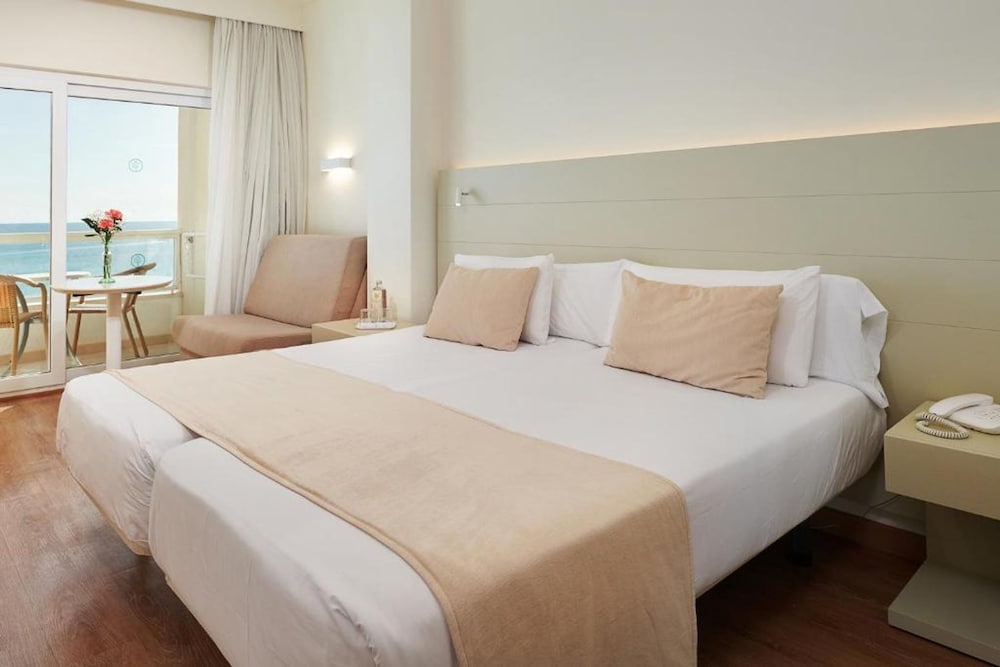Triple Room, Balcony, Partial Ocean View (2 adultos + 1 niño Lateral)