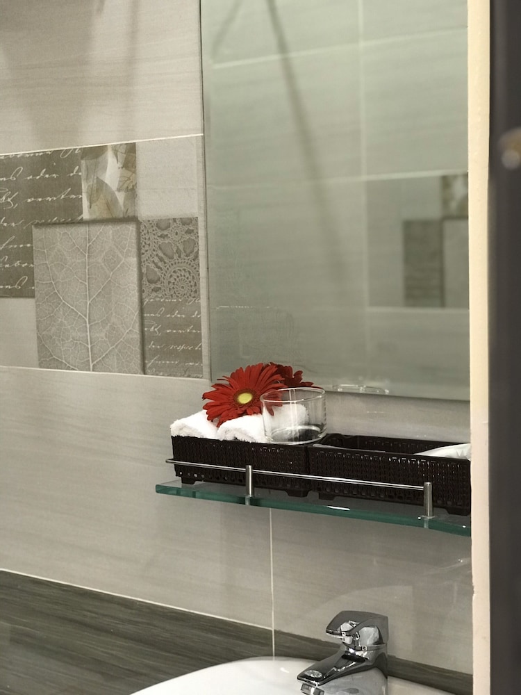 Luxury Room, 1 King Bed, Balcony, City View - Photo 4