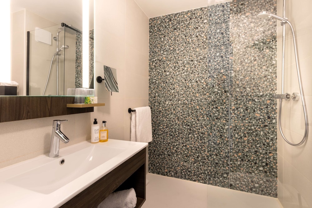 Superior Room, 1 King Bed, Non Smoking (Twin bed on request) - Photo 6