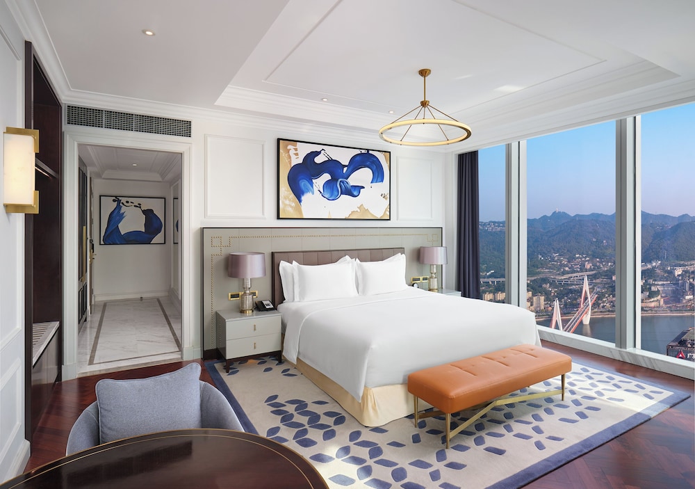 Room, 1 King Bed, River View, Corner (Club Access)