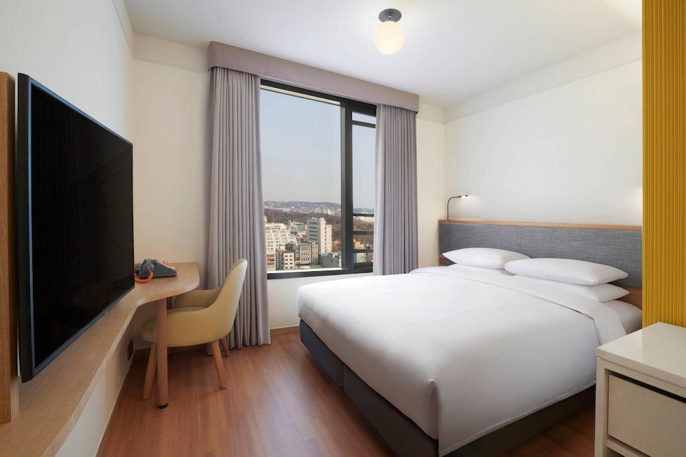 Room, 1 King Bed, City View photo 3