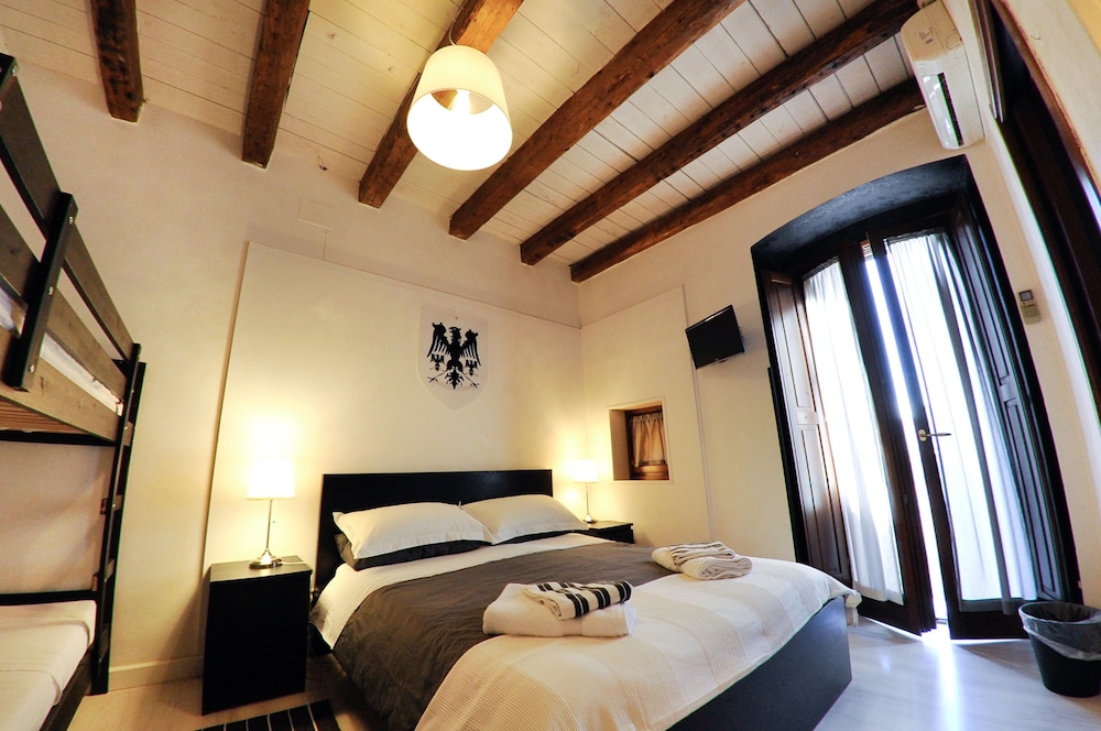 Triple Room, Annex Building