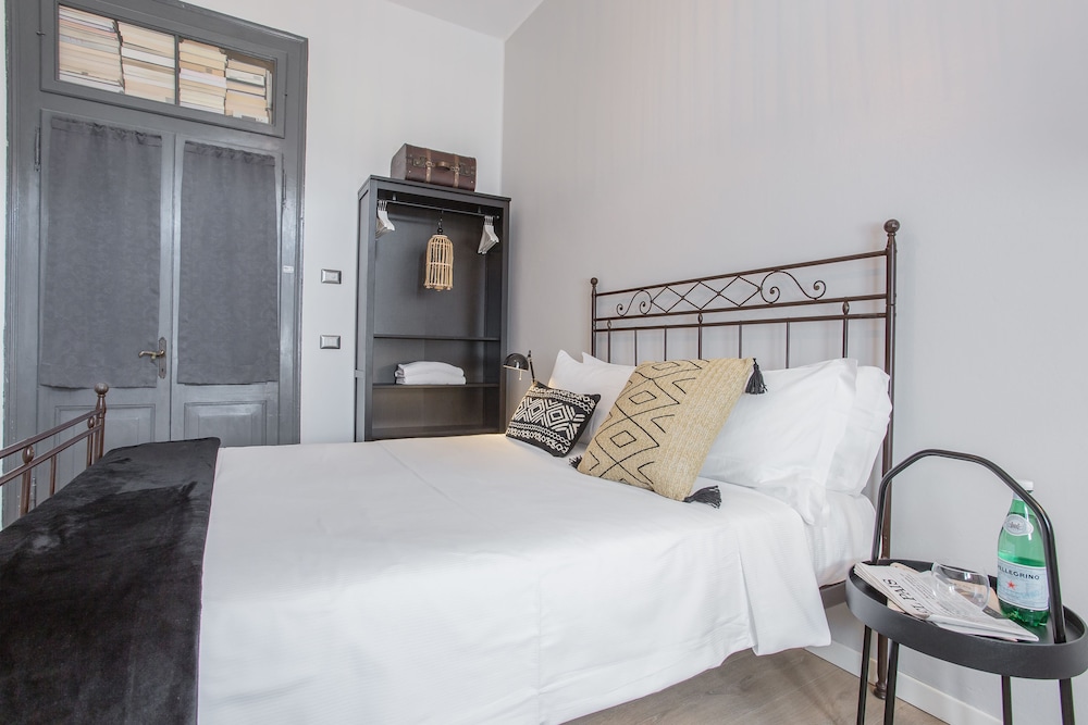 Deluxe Double Room, 1 Queen Bed, Shared Bathroom