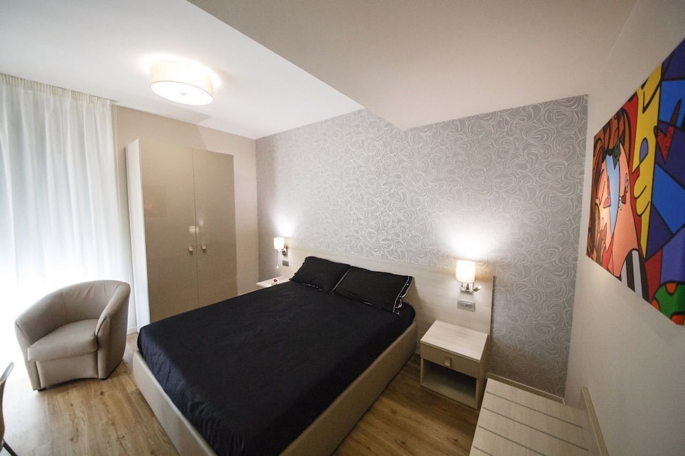 Double Room, 1 Queen Bed, Accessible, Non Smoking photo 3