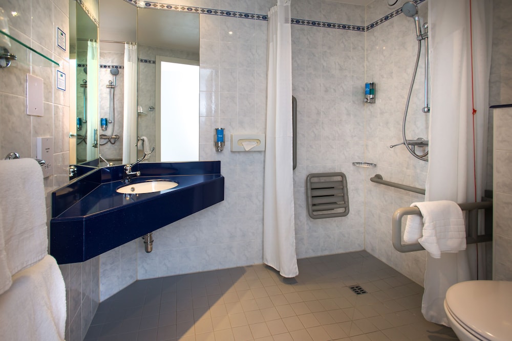 Standard Room, 1 Double Bed, Accessible (with Free Hot Breakfast) - Photo 6