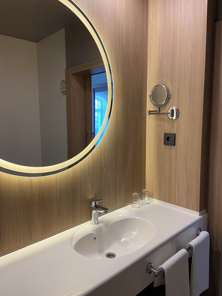Standard Double or Twin Room - Photo 6