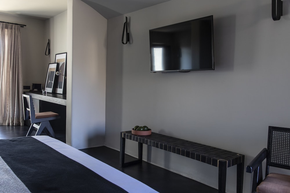 Secret Suite with Infinity Hot tub - Photo 10