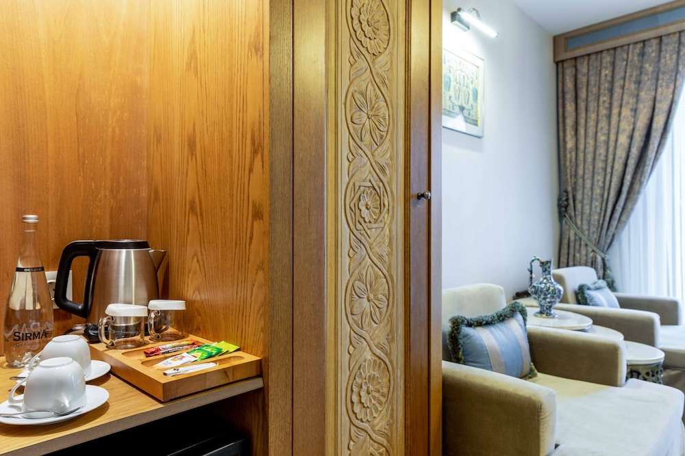 Signature Double Room, Terrace, City View photo 3