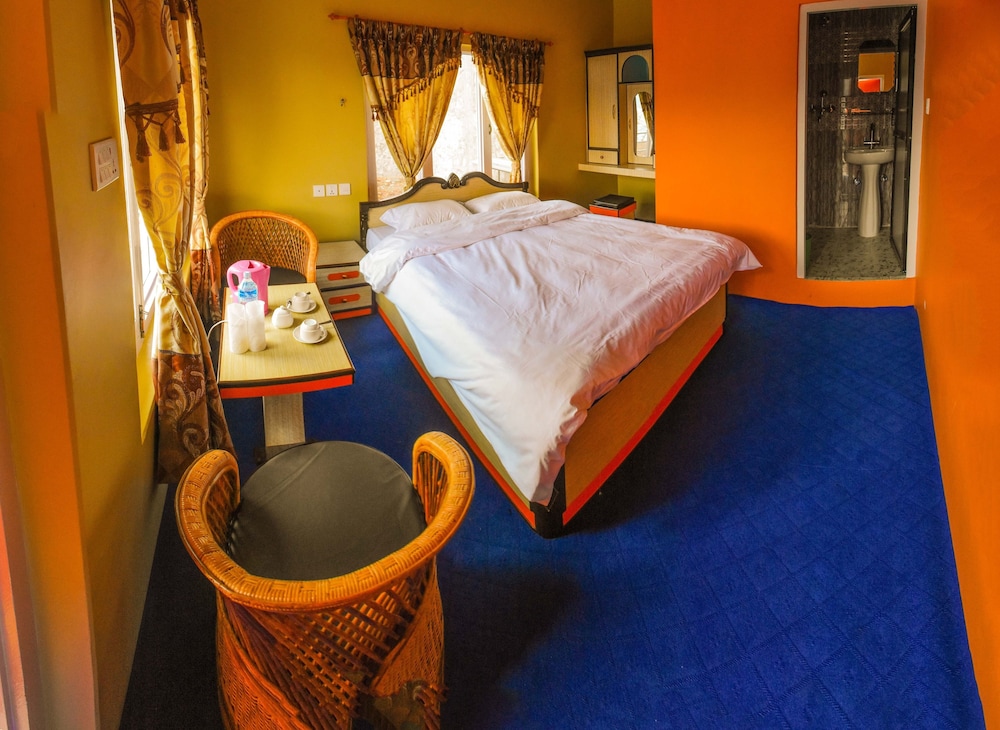 Classic Suite, 1 King Bed, Patio, Mountain View photo 2
