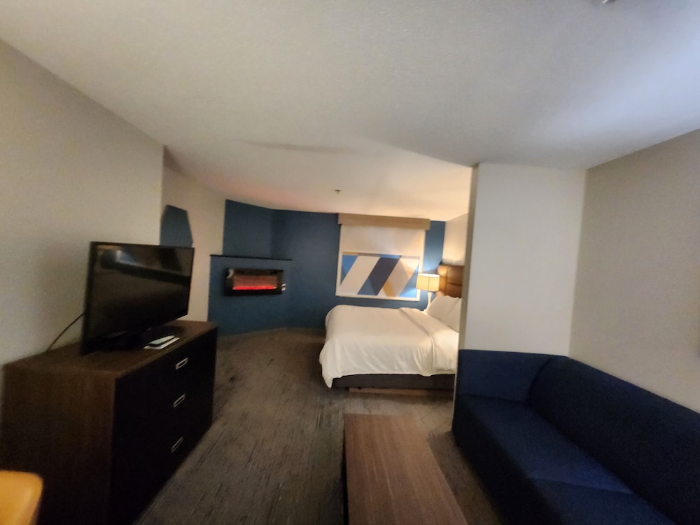 Suite, 1 Queen Bed, Fireplace - Photo 2