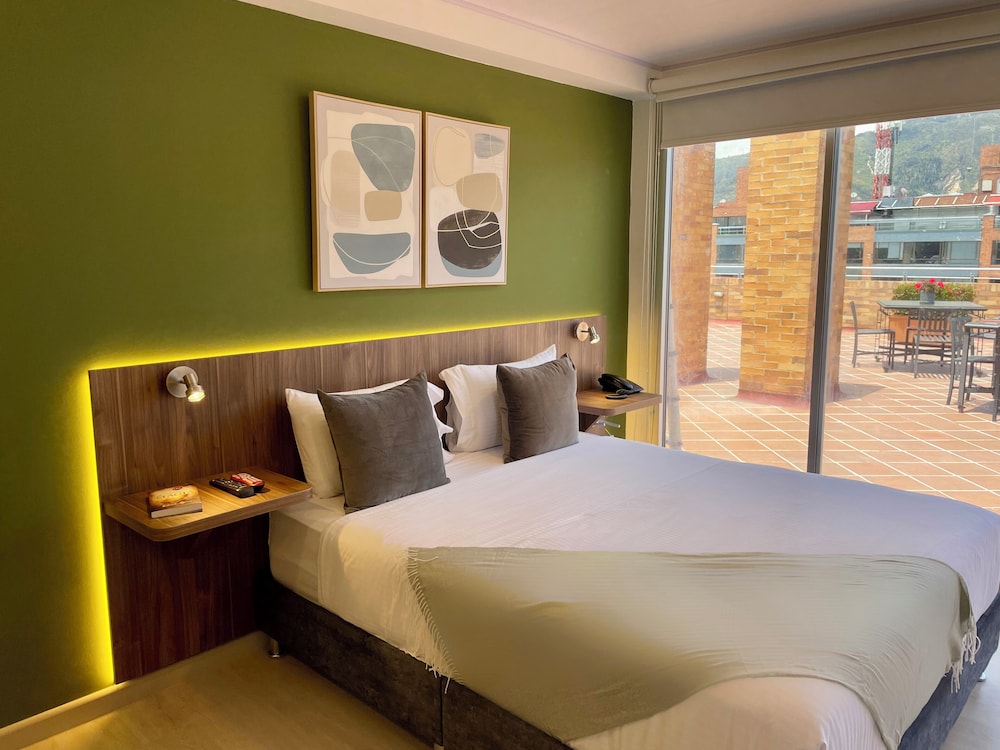 Deluxe Room, 1 Queen Bed photo 3