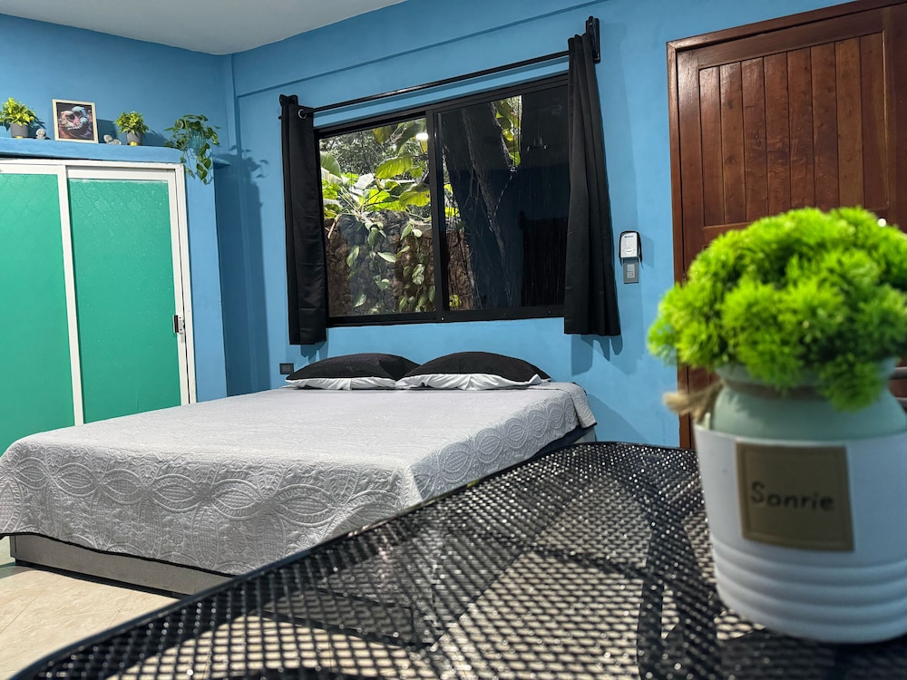 Deluxe Room, 1 King Bed, Pool View, Poolside