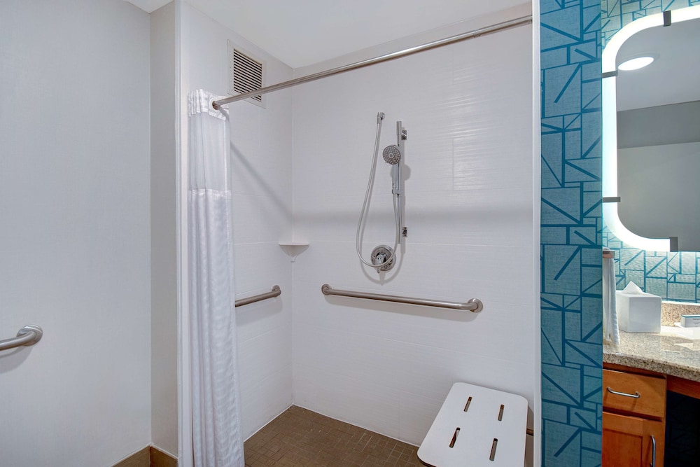 Suite, Accessible, Non Smoking - Photo 2