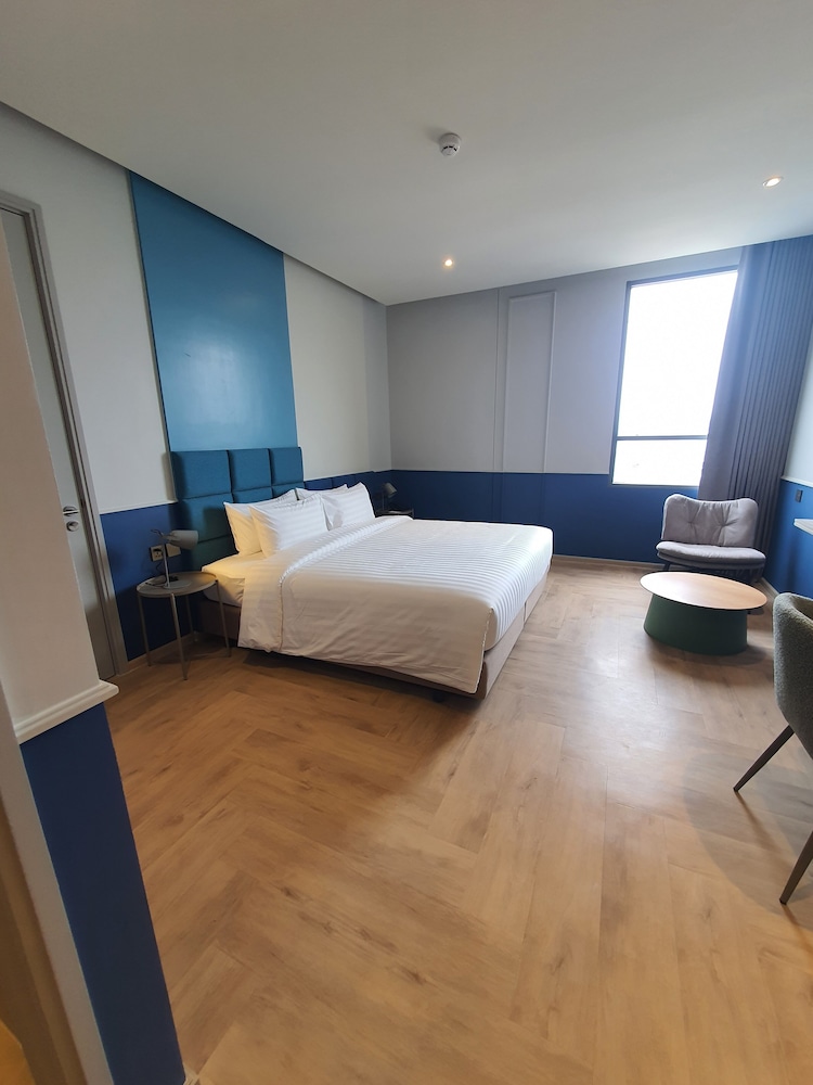 Superior Studio, 1 King Bed, City View photo 2