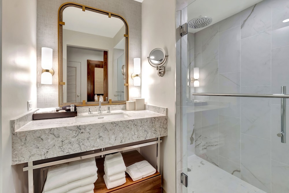 Deluxe Room, 1 King Bed, Ocean View (Signature King Balcony Oceanfront) - Photo 6