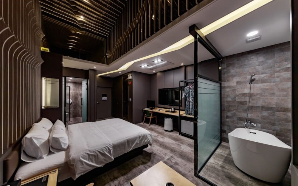 Room (BATH 212) photo 2