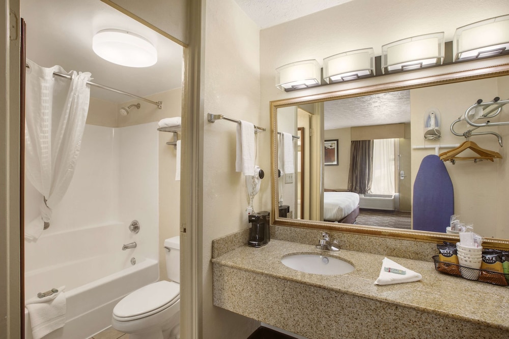 Standard Room, 2 Queen Beds, Non Smoking, Refrigerator & Microwave (2nd Floor) photo 2