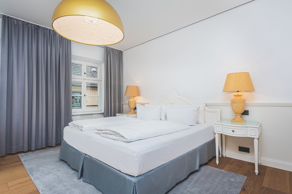 Double Room, Street View (Adelszimmer)