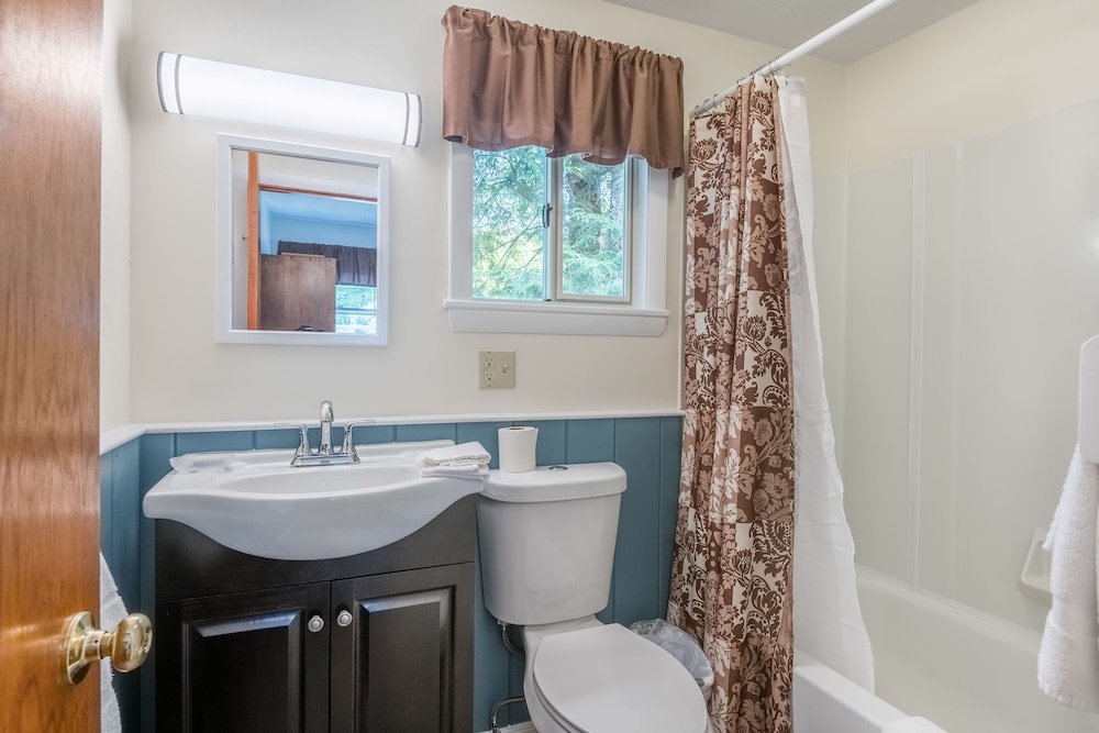 Double Room, 2 Double Beds, Refrigerator & Microwave, River View photo 2