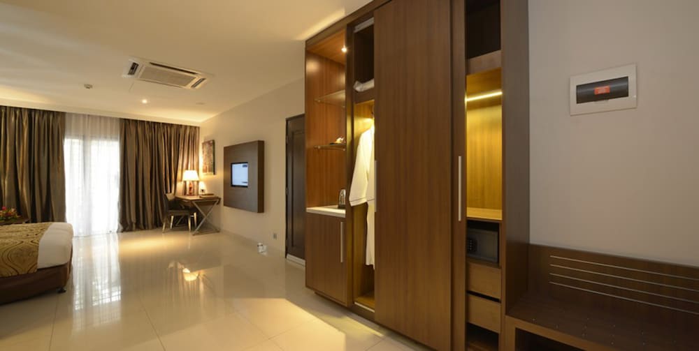 Deluxe Room, 1 King Bed photo 3