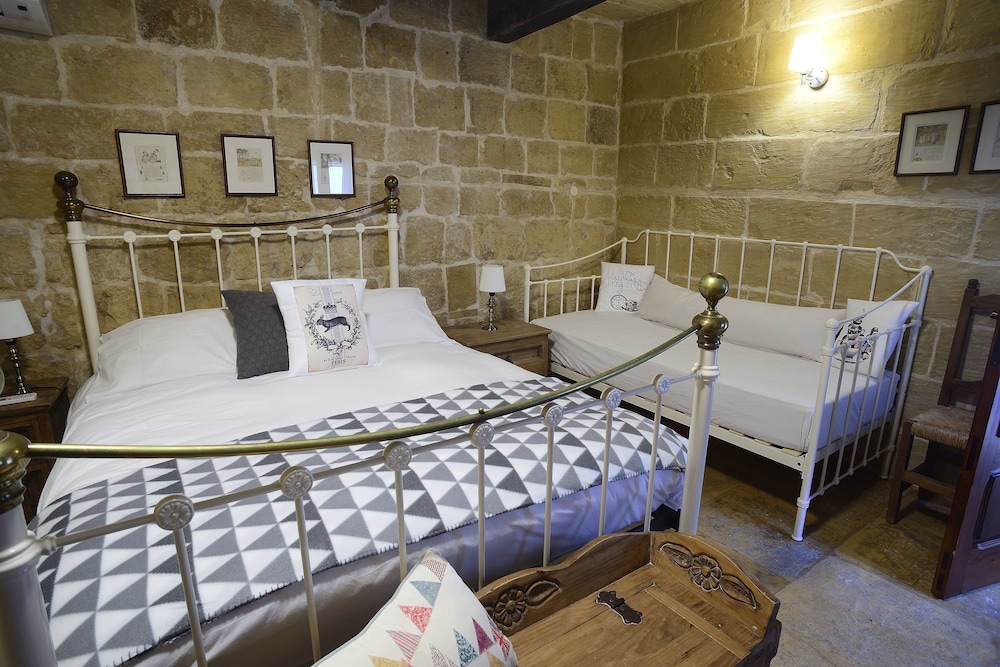 Double or Twin Room, Ensuite photo 3