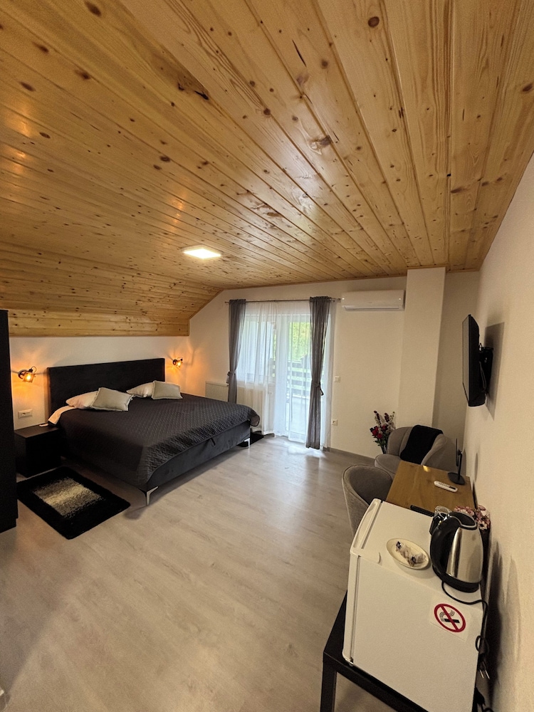 Deluxe Double room with King size bed, Garden View (1)