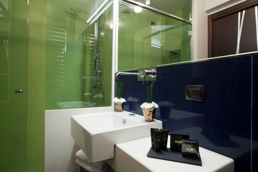 Deluxe Double Room thumbnail 5
