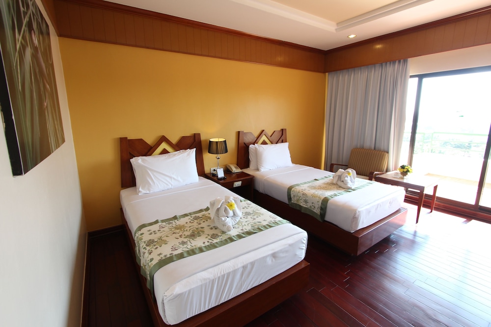 Superior Room, 1 Double or 2 Twin Beds, City View thumbnail 5