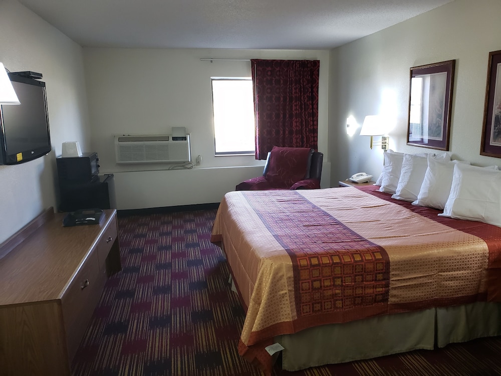 Room, 1 King Bed, Non Smoking - Photo 5