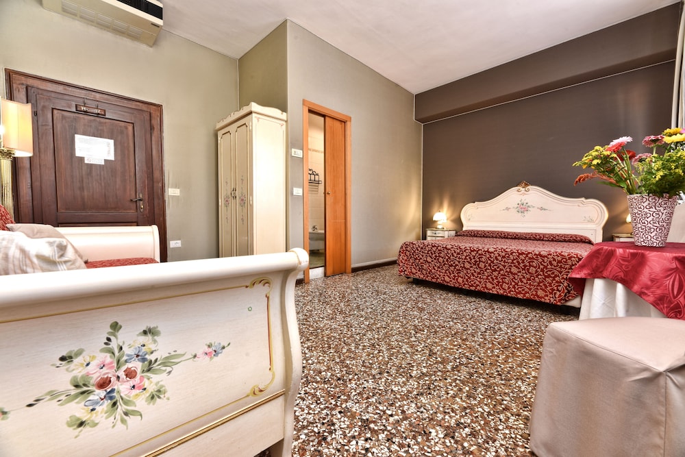 Classic Double or Twin Room photo 3