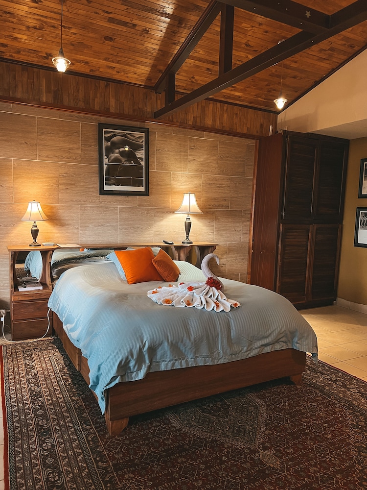 Deluxe Queen Suite