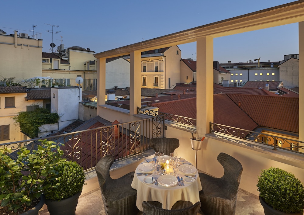 Junior Suite, 1 King Bed, Terrace thumbnail 5
