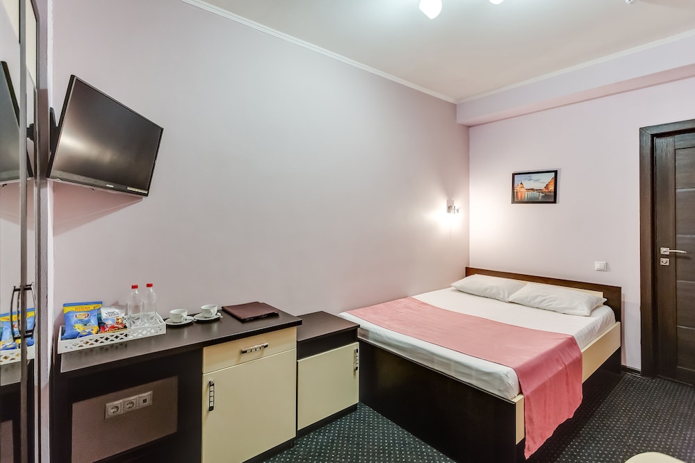 Basic Double Room, No Windows photo 1