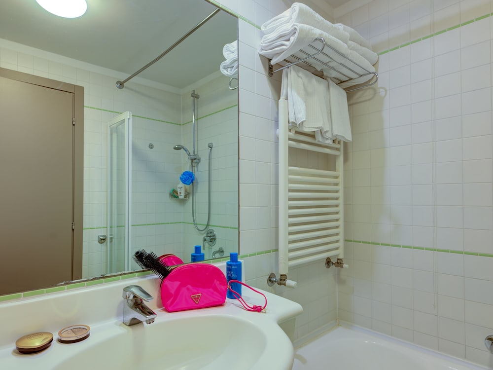 Standard Double or Twin Room (Main Building) - Photo 11