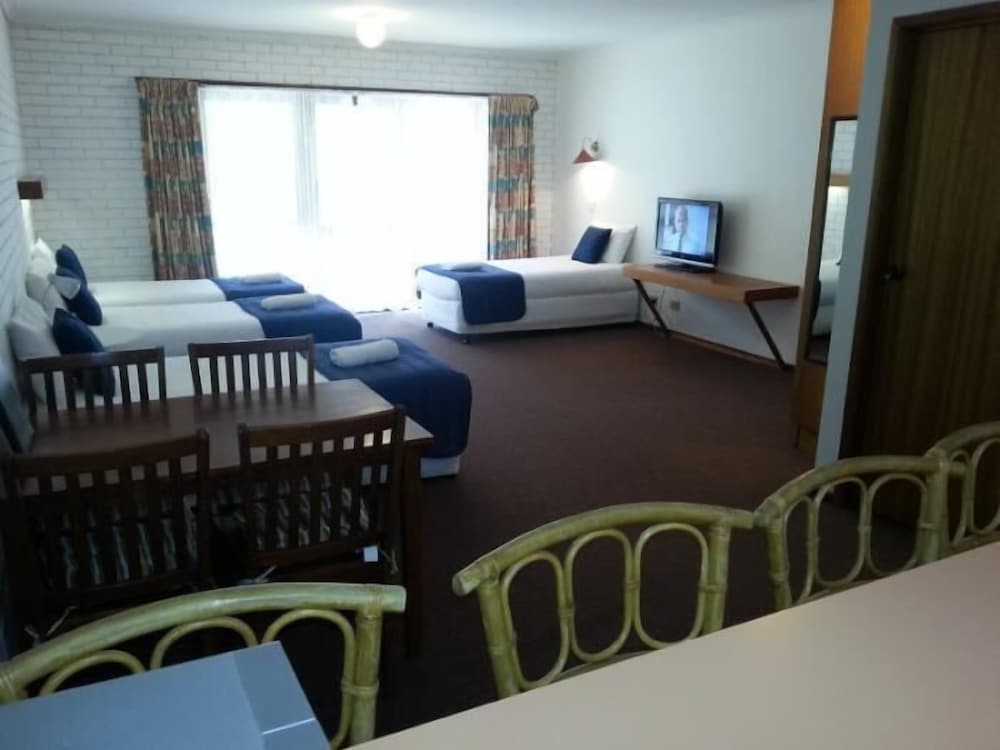Family Quadruple Room, Non Smoking, Kitchenette (quad share) photo 2