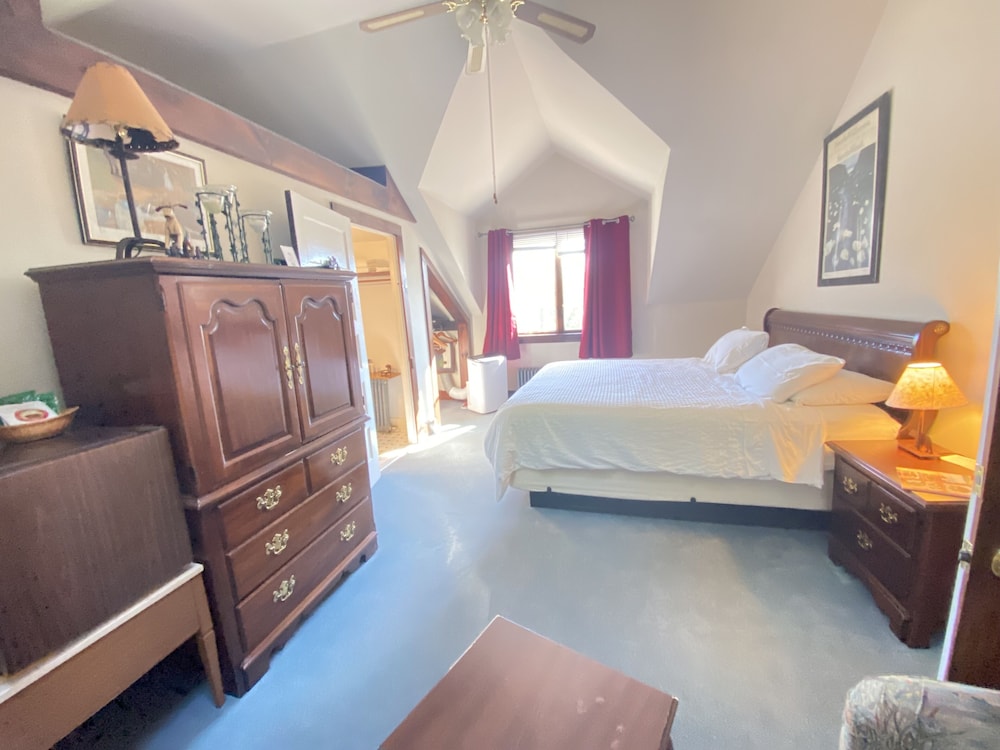 Deluxe Room, Private Bathroom, Mountain View