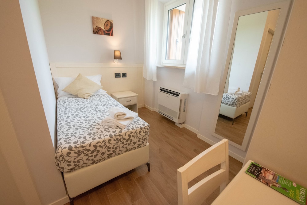 Basic Single Room, 1 Twin Bed photo 2