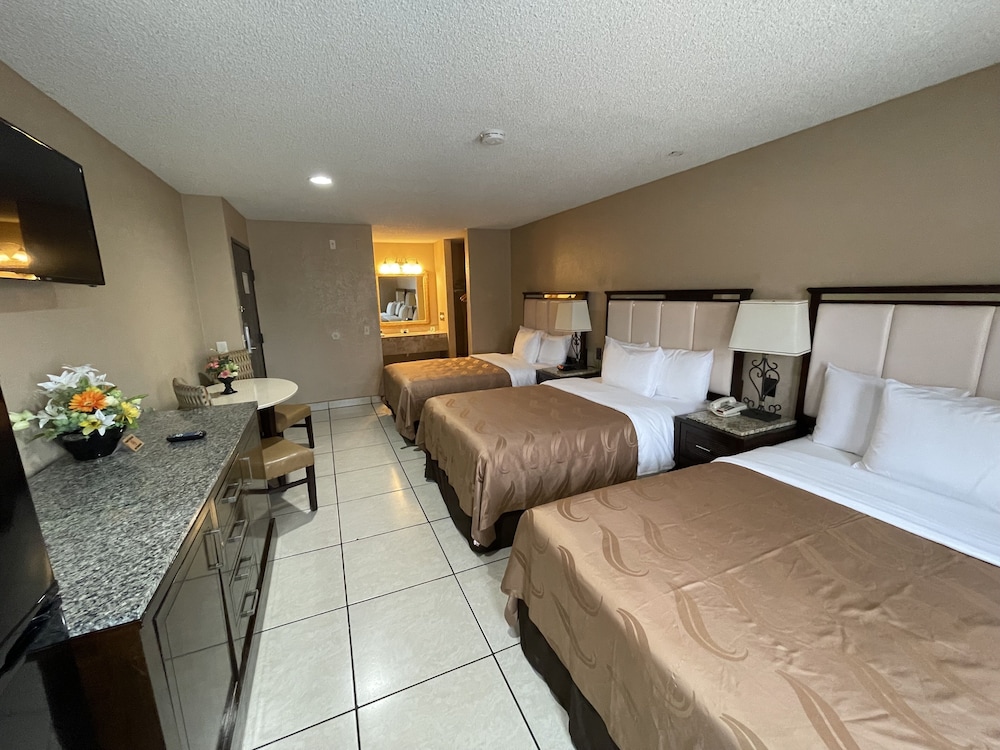 Signature Triple Room photo 3