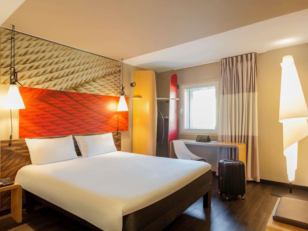 Suite, 1 Queen Bed with Sofa bed